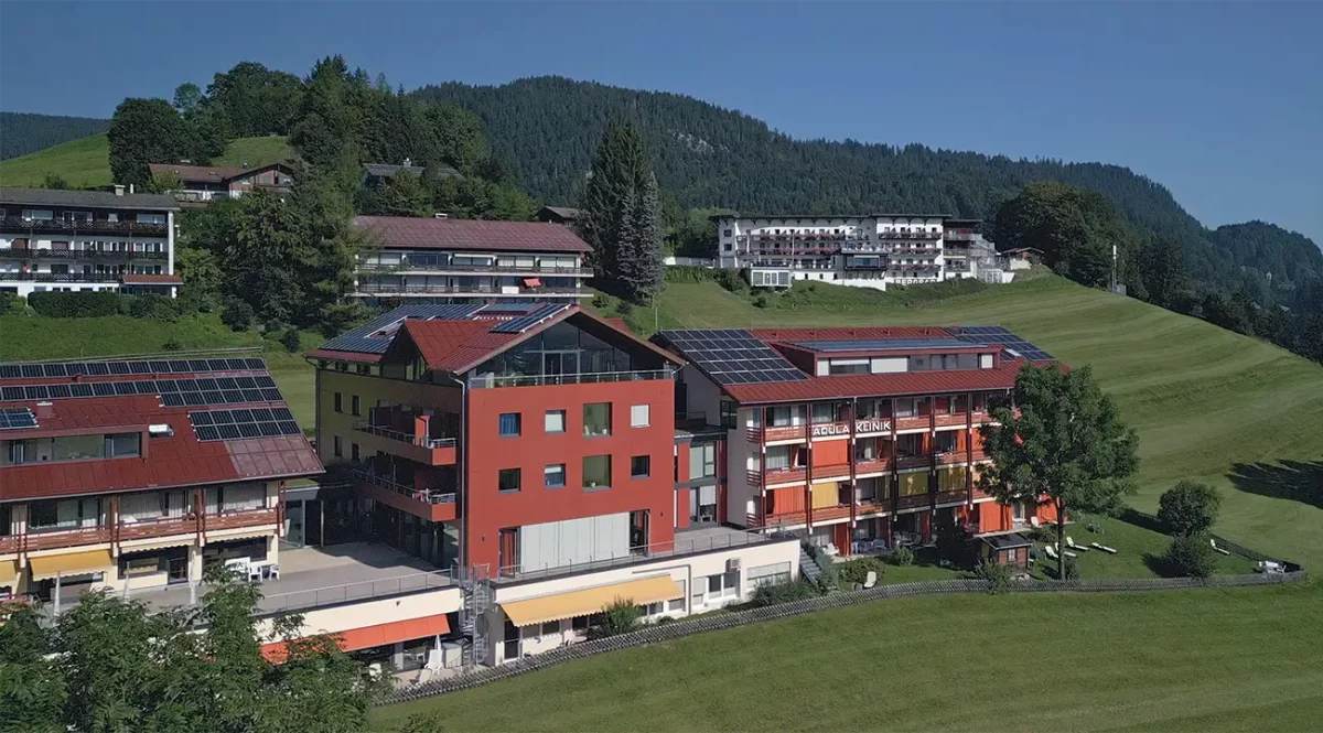 Luftbild der Adula Klinik