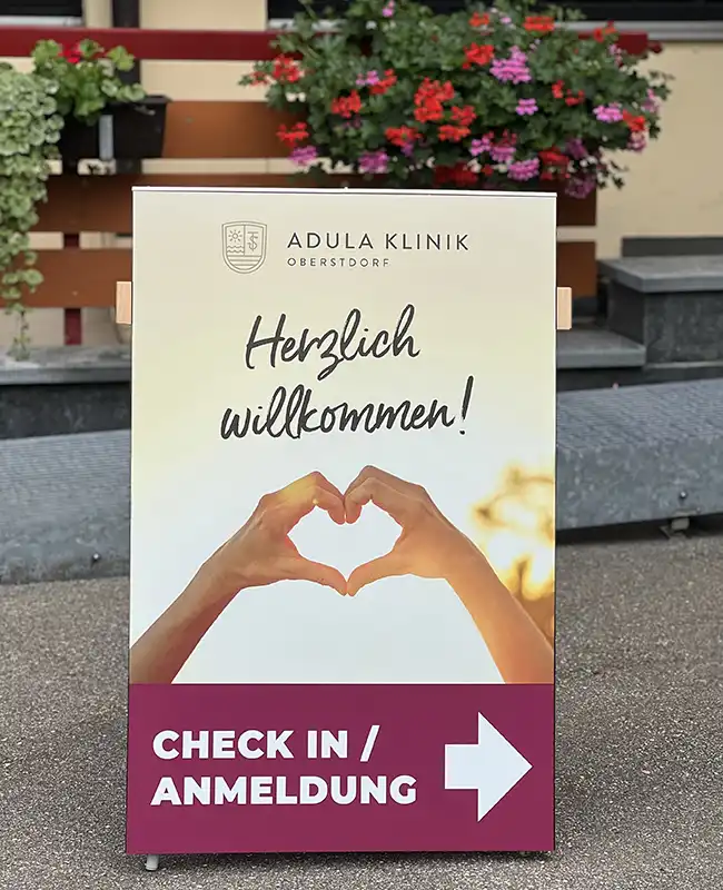 Großes Schild - Herzlich willkommen