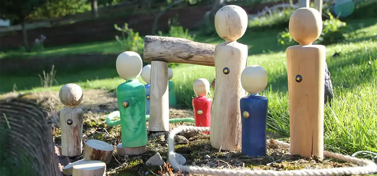 Familienaufstellung mit Holzfiguren