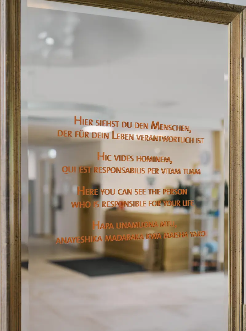 Ein Spiegel in der Adula Klinik